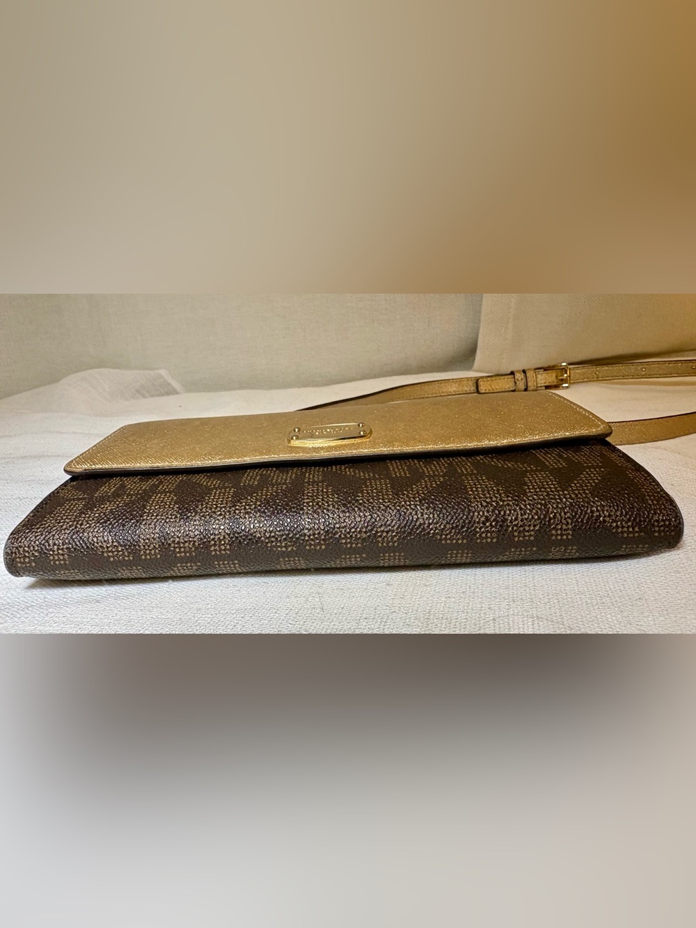 Michael Kors Jet Set Item Large Phone Crossbody Wallet Clutch Gold Brown MK Logo - Picture 6 of 15
